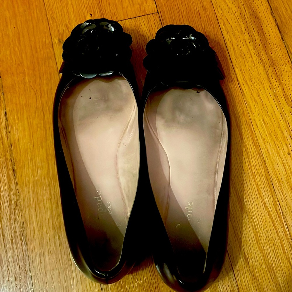 Kate Spade black patent leather ballet flats with flower on toe, women’s size 5